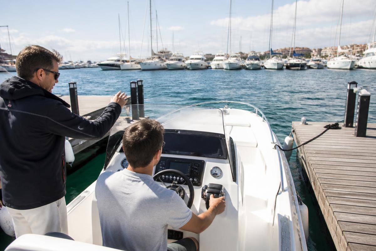 Hafenmanöver Masterclass auf einem Motorboot auf Mallorca